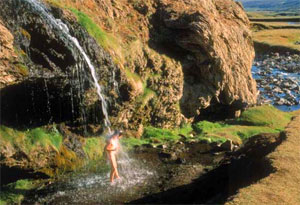 Laugarvalladalur, hier kun je naast het nemen van een bad in een geothermische bron ook douchen onder eenn warme waterval