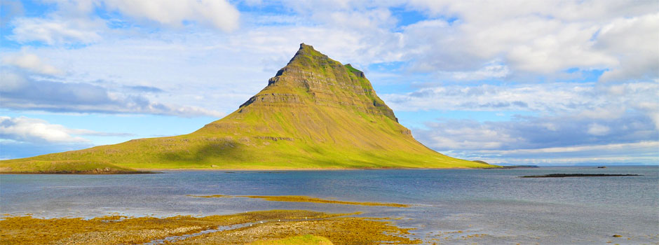 De 435 meter hoge Kirkjufell aan de noordkant van het schiereiland Snaefellsjokull.